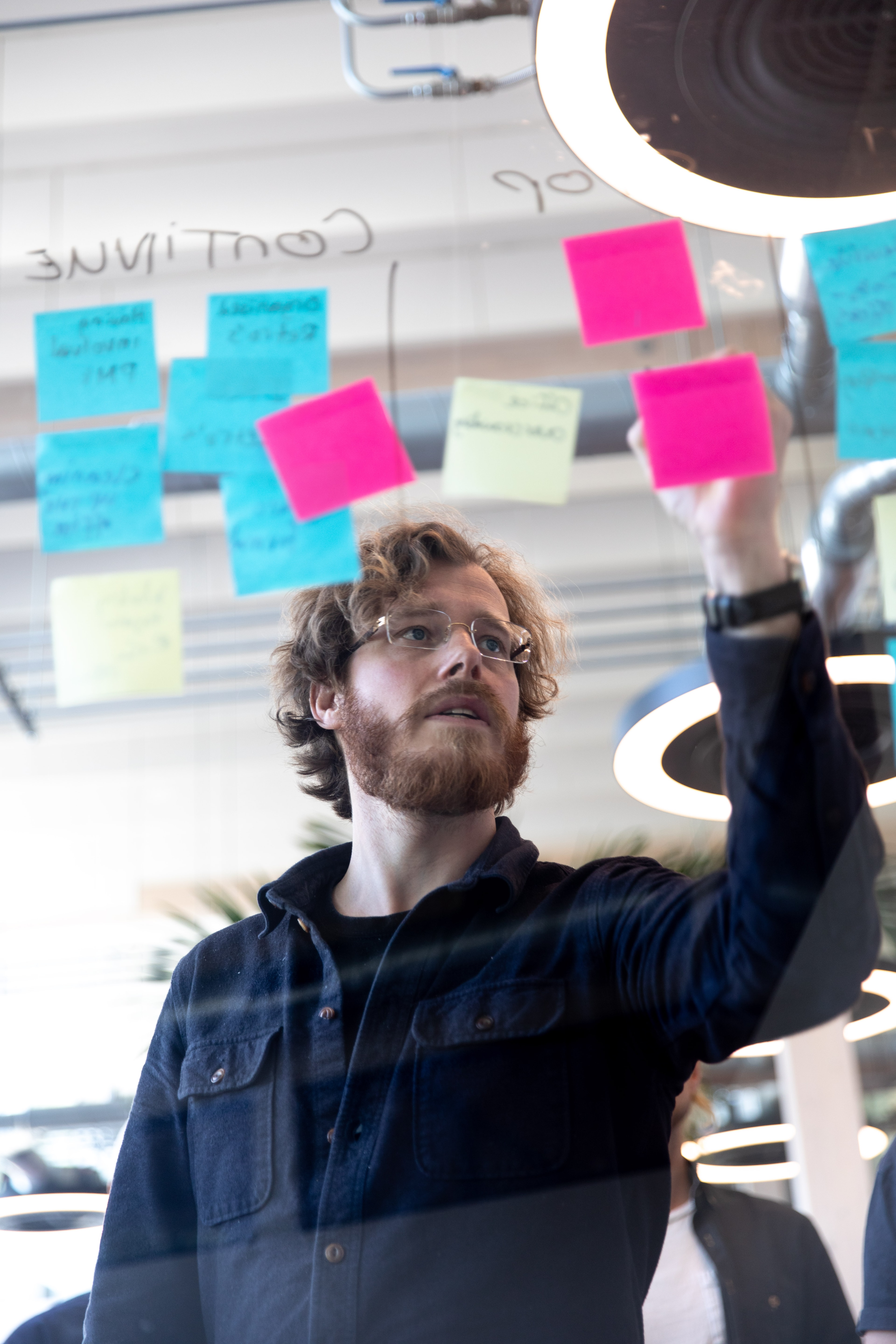 Expert review door senior developer van Touchtribe Developer van Touchtribe voert een expert review uit op een webapplicatie