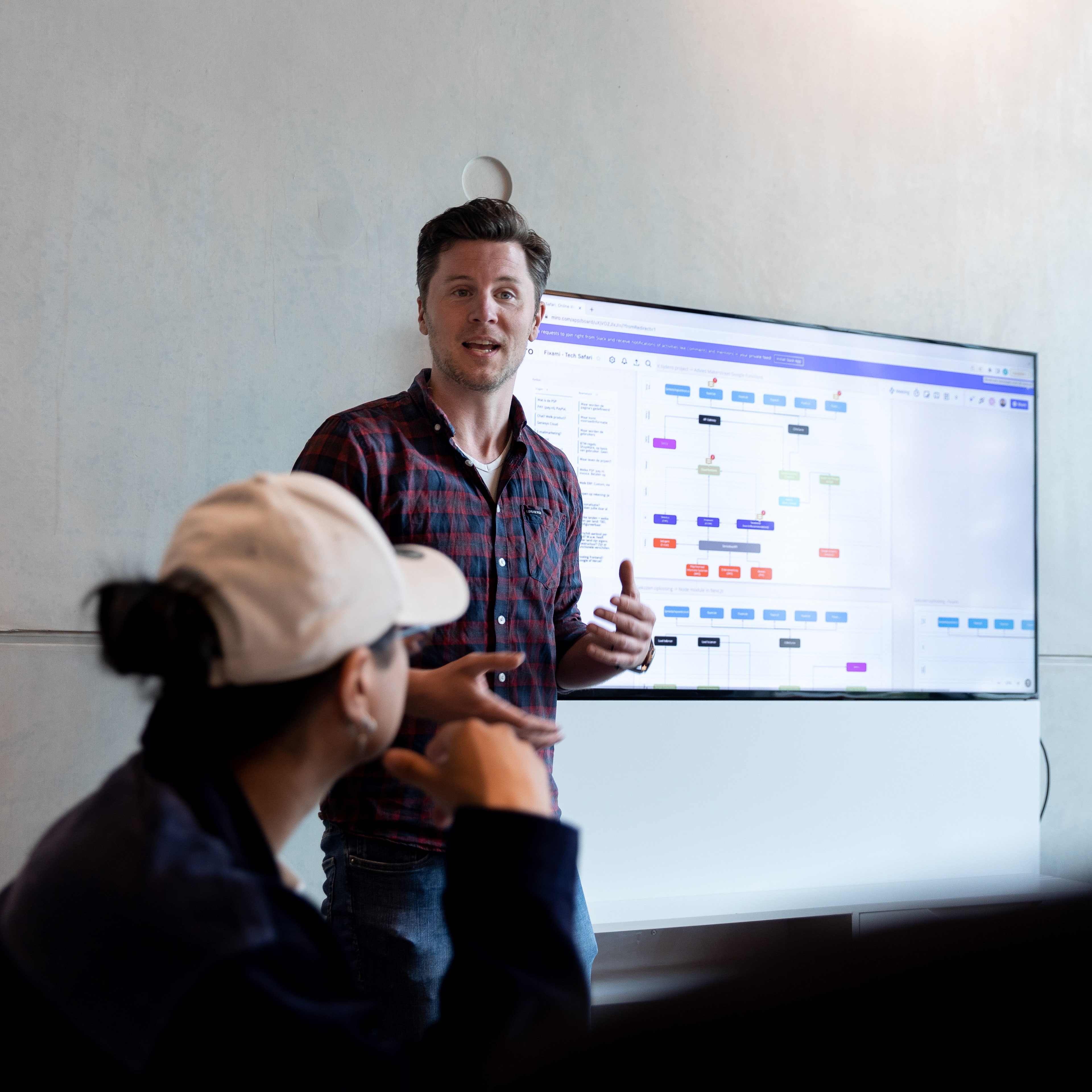 bedrijfsstrategie adaptiviteit Presentatie van collega in een meeting