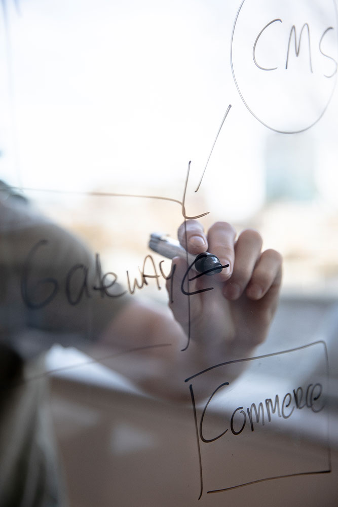 Bigcommerce-ecommerce-oplossingen-van-touchtribe Developer van Touchtribe tekent ecommerce architectuur uit.