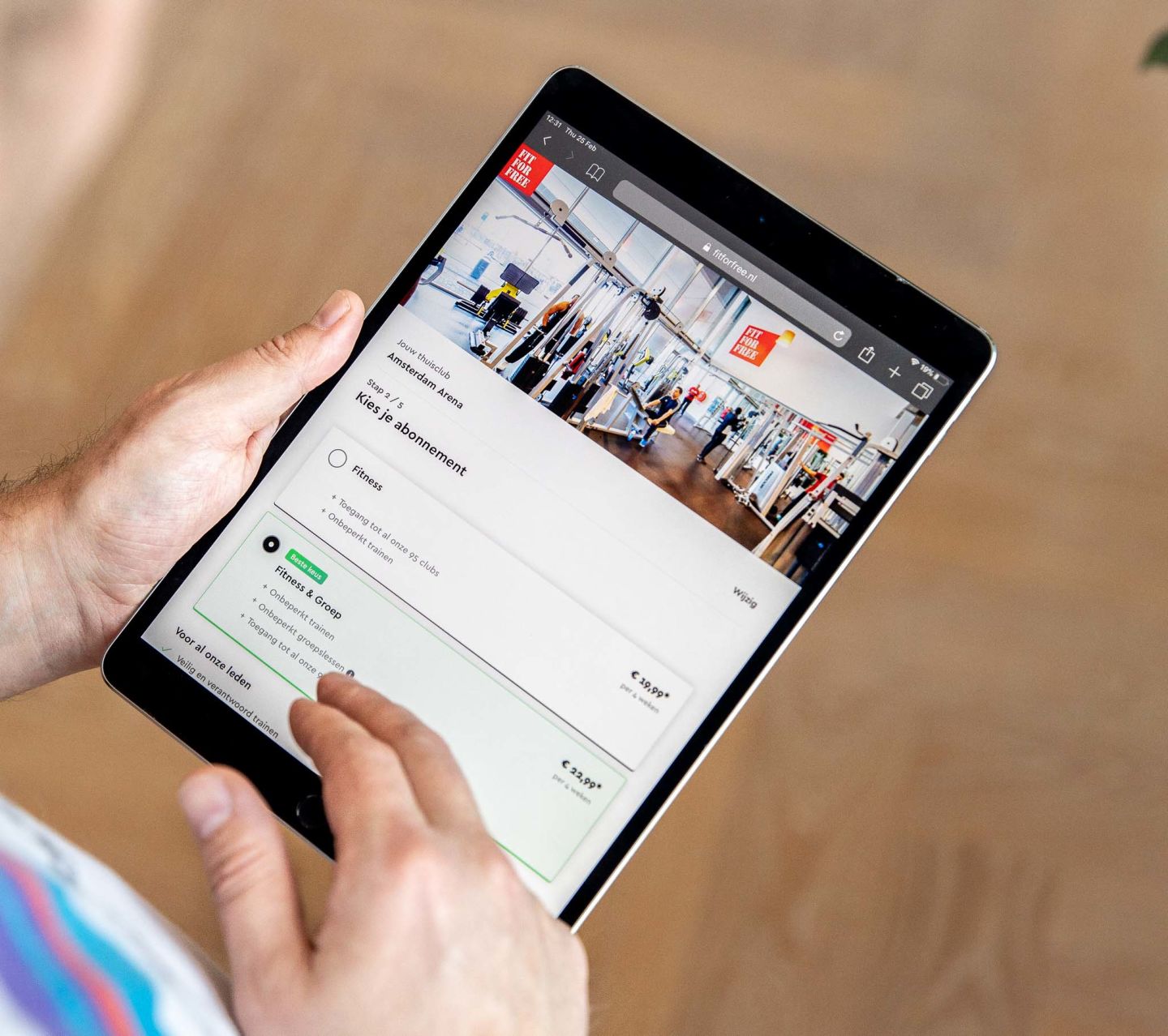 B2C-platform-touchtribe Persoon met tablet sluit abonnement af op website