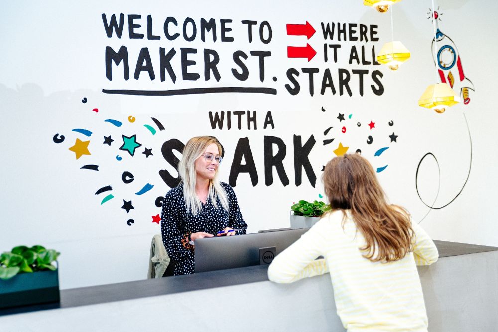 Makerstreet entree Puck De entree van Makerstreet featuring Puck